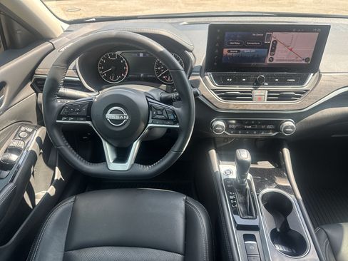 Used 2024 Nissan Altima 2.5 SL FWD image 11