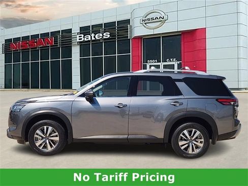 Certified 2025 Nissan Pathfinder SL image 3