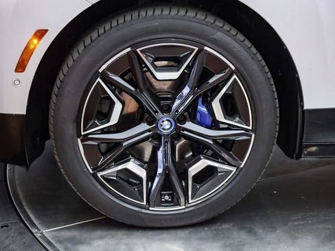 Used 2023 BMW iX xDrive50 w/ Sport Package image 10