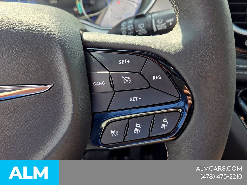 Used 2025 Chrysler Pacifica Limited FWD image 31