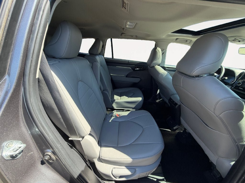 Used 2024 Toyota Highlander XLE AWD/4WD image 23