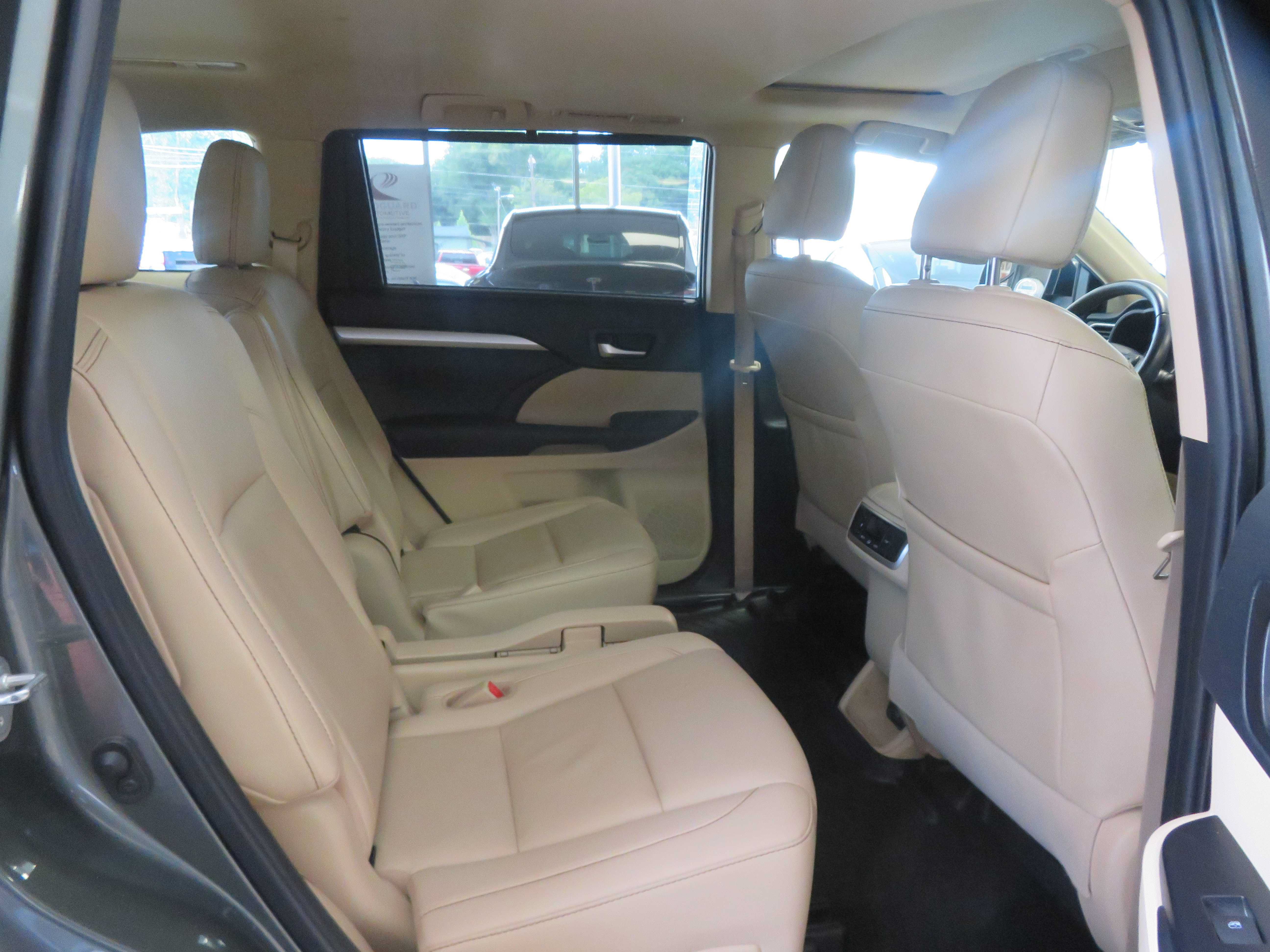 Used 2019 Toyota Highlander XLE FWD image 25