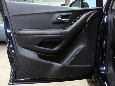 Used 2022 Chevrolet Trax LT w/ LT Convenience Package image 16