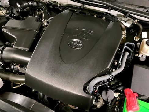 Used 2018 Toyota Tacoma SR5 AWD/4WD image 33