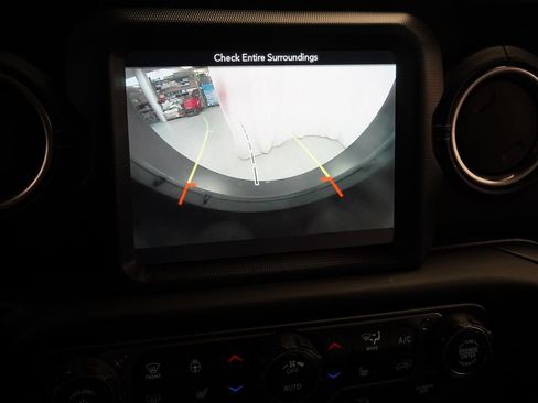 Used 2018 Jeep Wrangler Unlimited Sahara w/ Uconnect 4C Nav & Sound Group AWD/4WD image 36