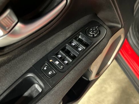 Used 2017 Jeep Renegade Latitude AWD/4WD image 17