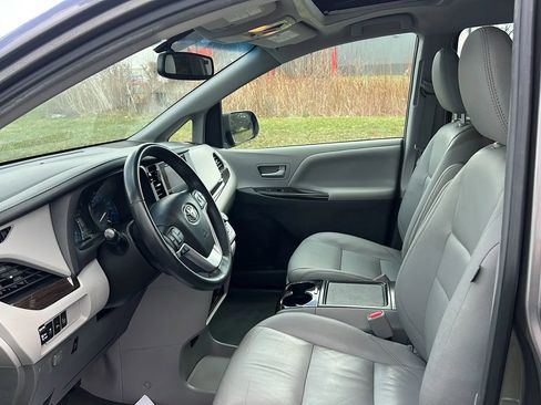 Used 2017 Toyota Sienna XLE Premium image 11