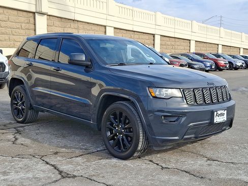Used 2018 Jeep Grand Cherokee Altitude image 3