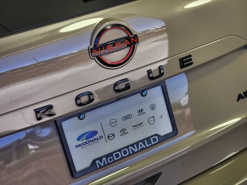 Used 2025 Nissan Rogue SV AWD/4WD image 9