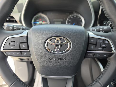 Used 2025 Toyota Highlander XLE AWD/4WD image 34
