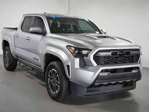 Used 2024 Toyota Tacoma TRD Sport image 3