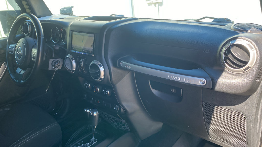 Used 2018 Jeep Wrangler Unlimited Sahara w/ Connectivity Group AWD/4WD image 11