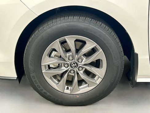 New 2026 Toyota Sienna LE FWD image 28
