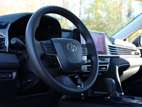 Used 2025 Toyota Camry LE image 5