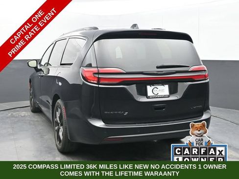 Used 2025 Chrysler Pacifica Limited FWD image 5