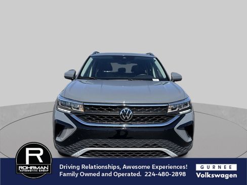 Used 2023 Volkswagen Taos SE w/ Panoramic Sunroof Package AWD/4WD image 3
