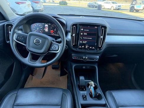 Used 2022 Volvo XC40 T5 Momentum w/ Premium Package image 14
