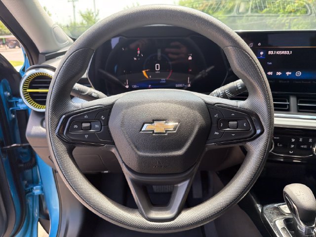Used 2025 Chevrolet Trax LT FWD image 27