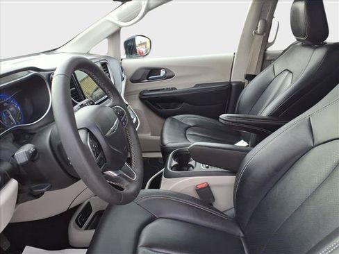 Used 2024 Chrysler Pacifica Touring-L FWD image 18