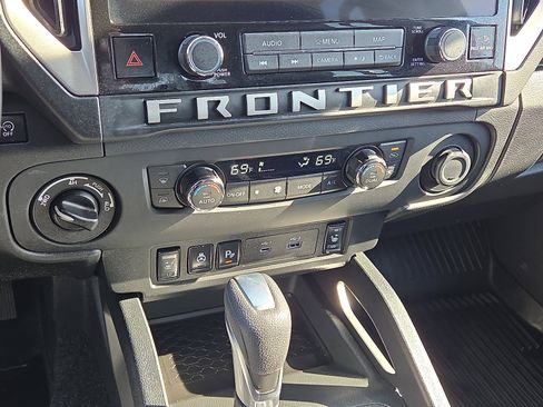 Used 2025 Nissan Frontier SL image 20
