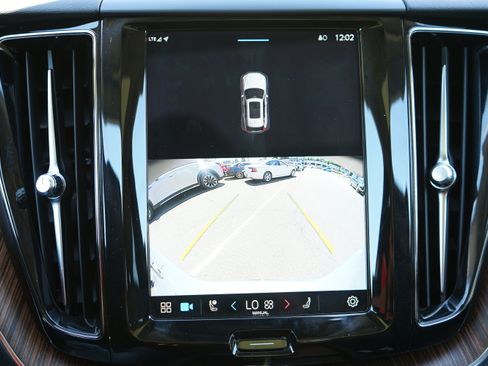 Used 2022 Volvo XC60 B5 Momentum image 30