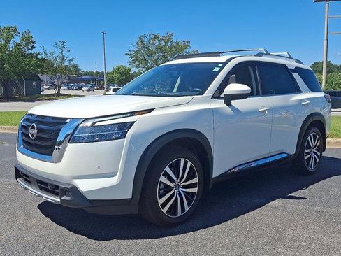 Used 2024 Nissan Pathfinder Platinum image 3
