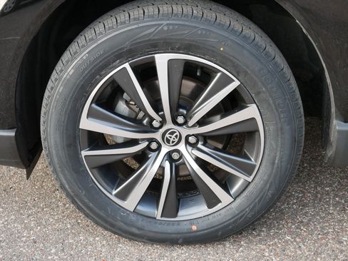 Used 2023 Toyota Venza LE image 15