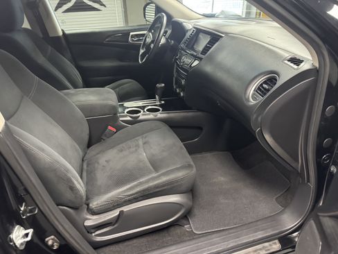 Used 2014 Nissan Pathfinder SV w/ Trailer Tow Package FWD image 13