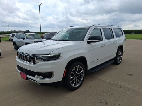 Used 2024 Jeep Wagoneer L Series II w/ Premium Group I AWD/4WD image 4