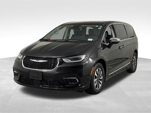 Used 2023 Chrysler Pacifica Limited FWD image 4