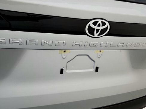 Used 2025 Toyota Grand Highlander XLE image 13
