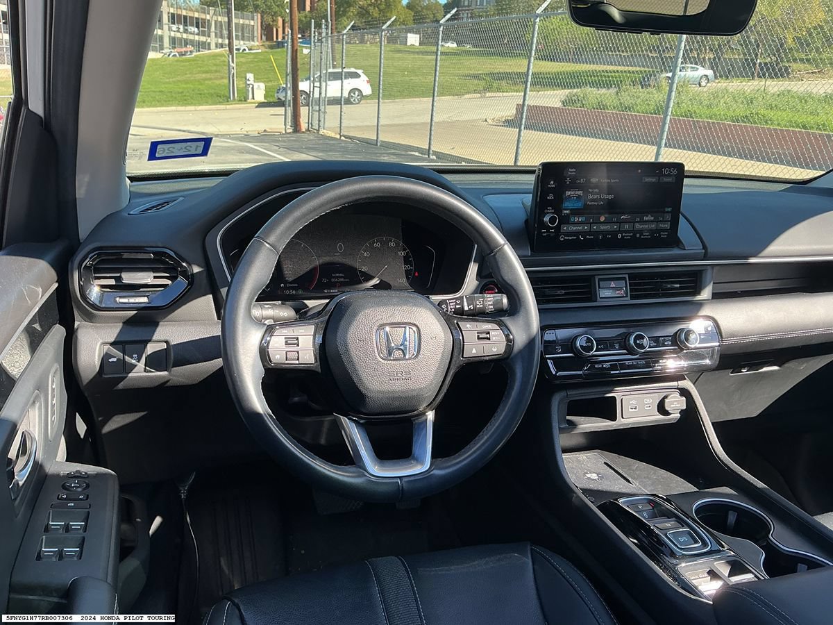 Used 2024 Honda Pilot Touring image 11