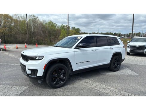 Used 2023 Jeep Grand Cherokee L Laredo image 3