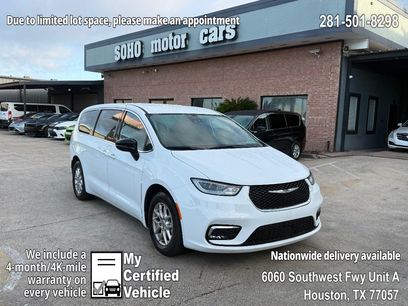 Used 2025 Chrysler Pacifica Select
