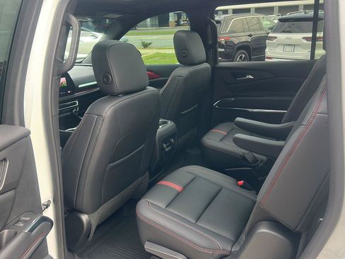 Used 2024 Chevrolet Traverse RS AWD/4WD image 23