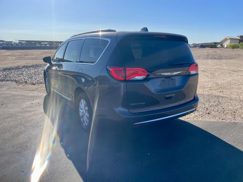Used 2017 Chrysler Pacifica Touring-L FWD image 3