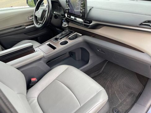 Used 2023 Toyota Sienna XLE AWD/4WD image 19