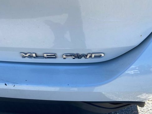 Used 2021 Toyota Highlander XLE AWD/4WD image 13