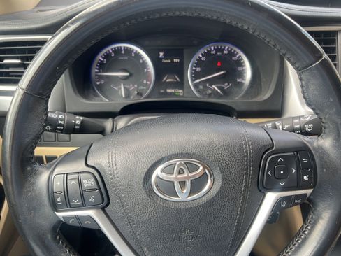 Used 2017 Toyota Highlander XLE AWD/4WD image 12