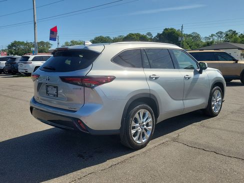 Used 2024 Toyota Highlander Limited AWD/4WD image 6