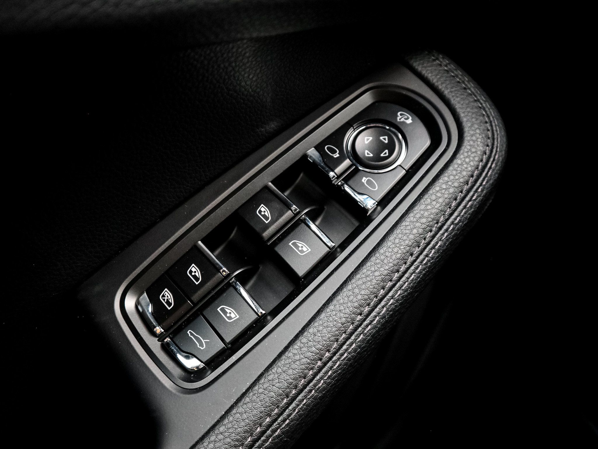 Used 2026 Porsche Macan w/ Premium Package Plus AWD/4WD image 15