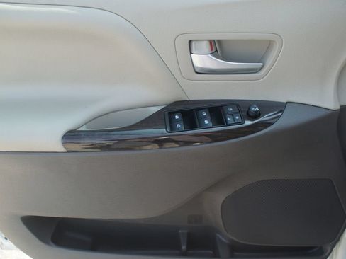Used 2017 Toyota Sienna XLE Premium FWD image 30