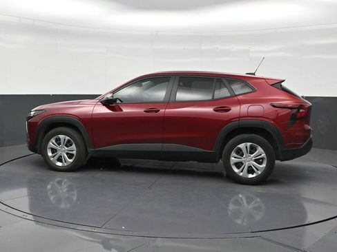 Used 2025 Chevrolet Trax LS FWD image 2