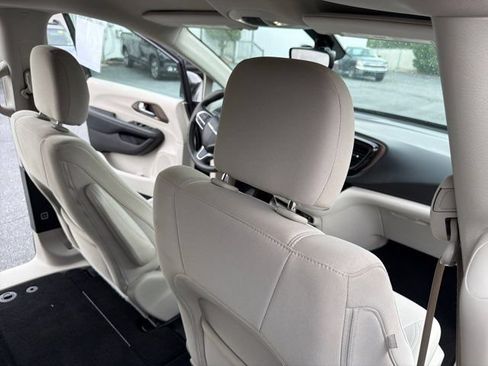 Used 2017 Chrysler Pacifica LX FWD image 26