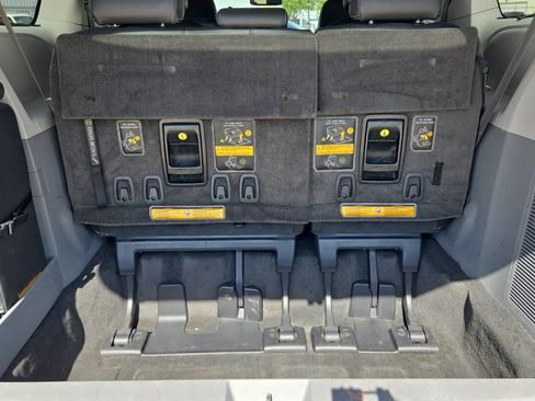 Used 2013 Toyota Sienna SE FWD image 15