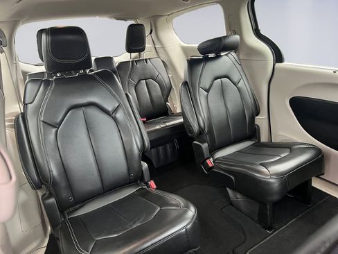 Certified 2024 Chrysler Pacifica Touring-L image 21