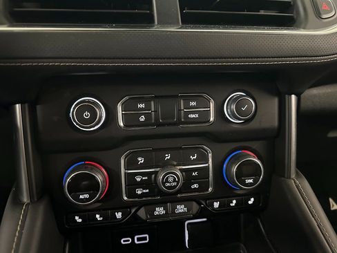 Used 2024 Chevrolet Tahoe Premier AWD/4WD image 29