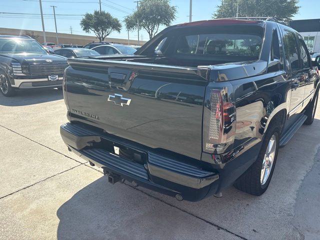 Used 2013 Chevrolet Avalanche LTZ RWD image 3