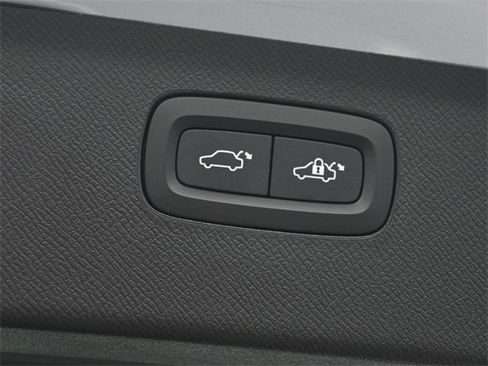 Used 2022 Volvo XC90 T6 Momentum w/ Climate Package image 32