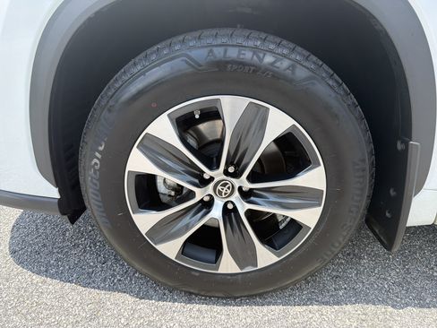 Used 2023 Toyota Highlander XLE AWD/4WD image 20